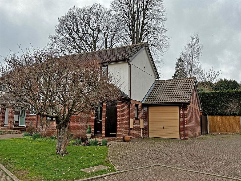 3 bed linkdetached house for sale in Mount Rise, Redhill RH1 Zoopla
