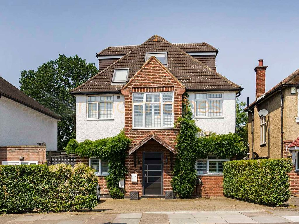 4 bed detached house for sale in Maxwelton Avenue, London NW7, £