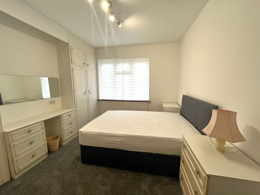 Room to rent in Raeburn Avenue, Berrylands, Surbiton KT5, £800 pcm Zoopla