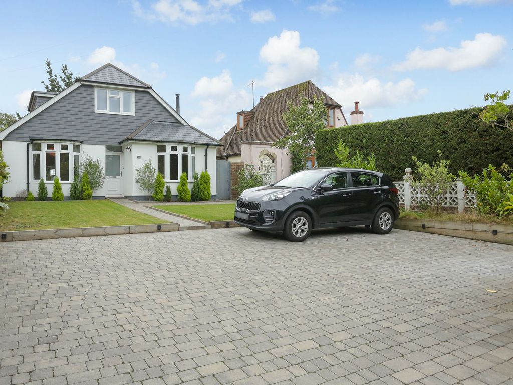 3 bed detached house for sale in Faversham Road, Kennington TN24, £