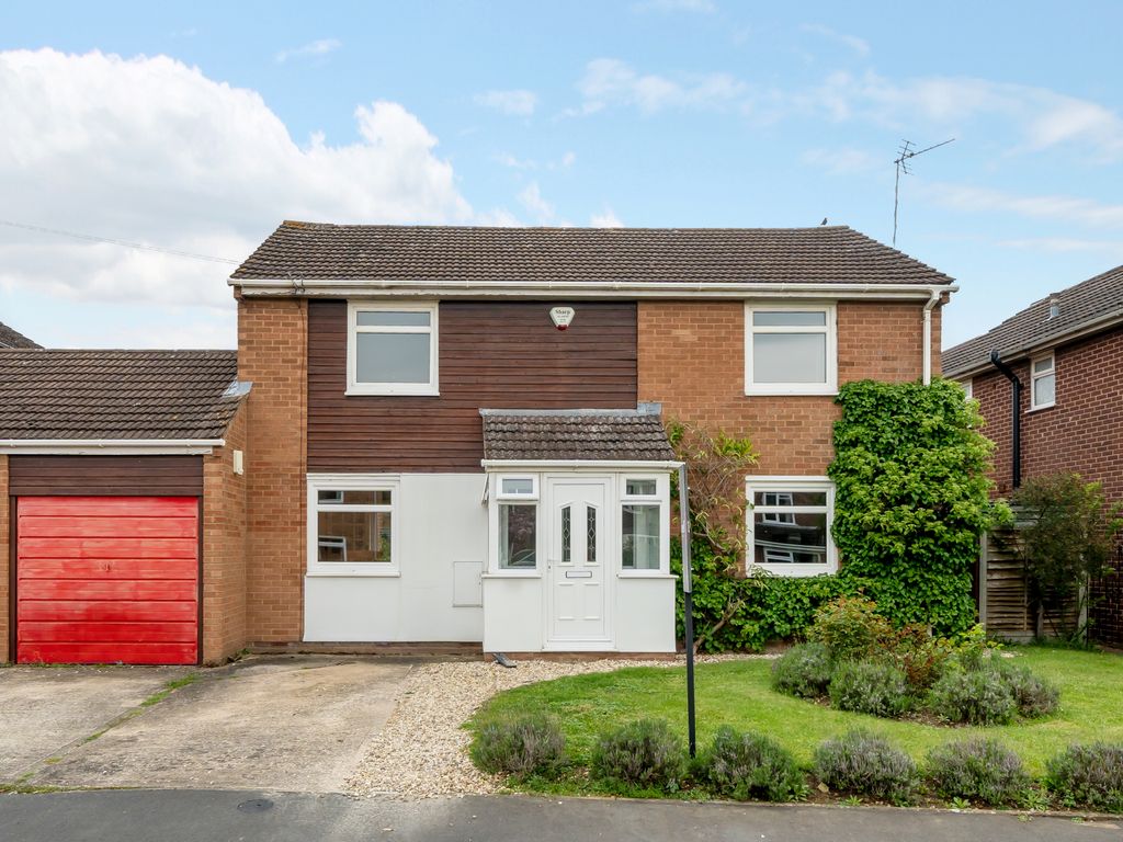 4 bed linkdetached house for sale in Blenheim Drive, Bredon