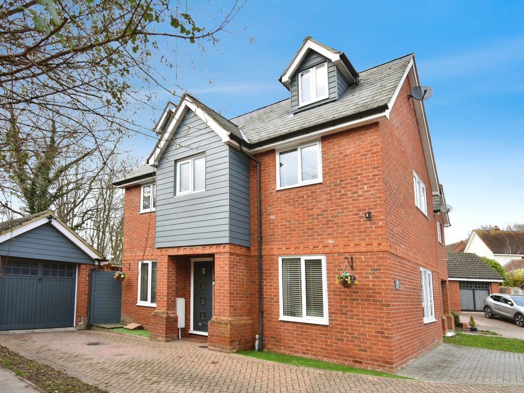 5 bed semidetached house for sale in Southgate Crescent, Tiptree