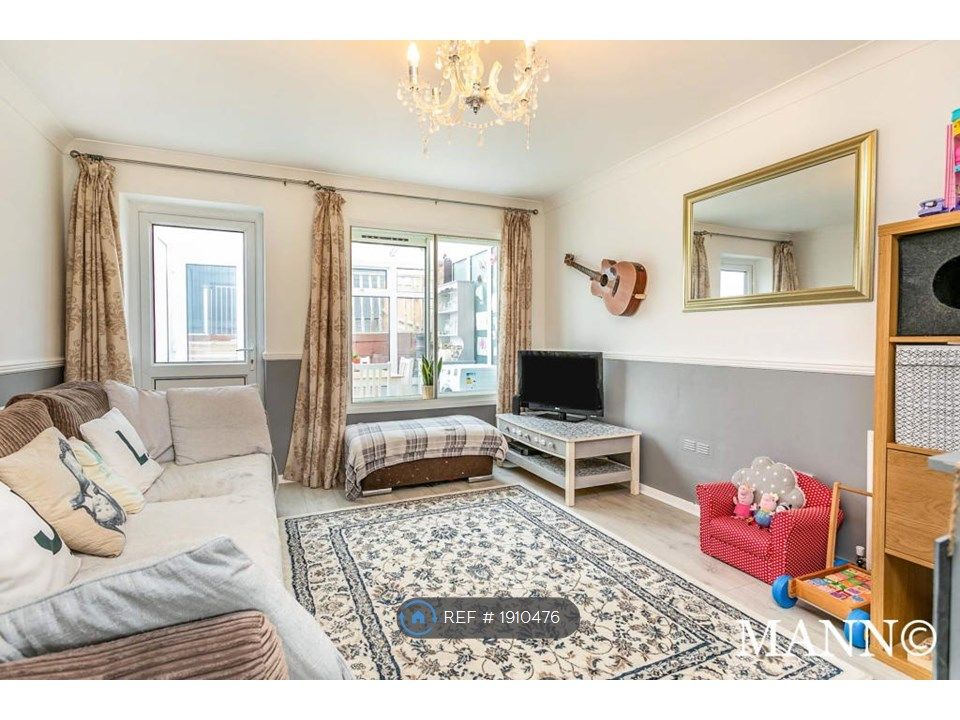 2 bed terraced house to rent in Spencer Way, Redhill RH1, £1,600 pcm