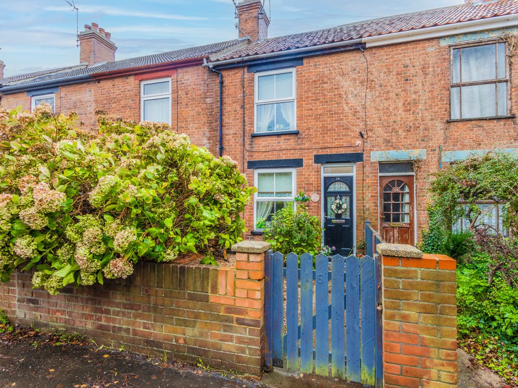 2 bed terraced house for sale in Somerton Avenue, Lowestoft NR32, £