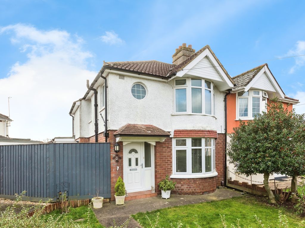 3 bed semidetached house for sale in Fairford Crescent, Swindon SN25