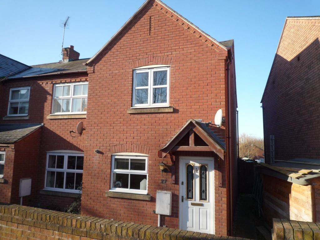 2 bed end terrace house to rent in The Poplars, Alcester B50, £925 pcm