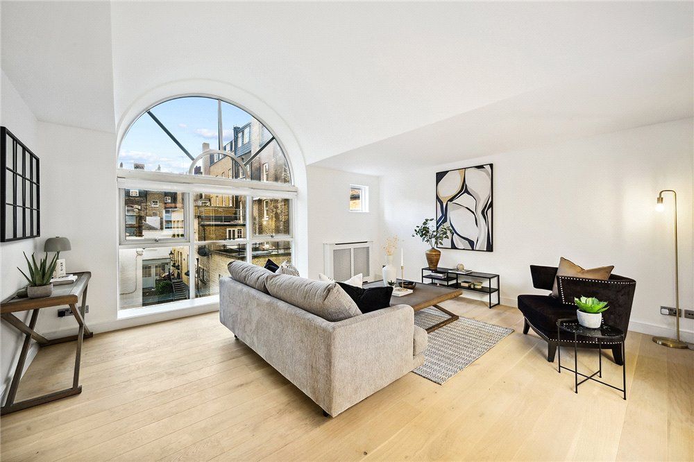 2 bed end terrace house for sale in Berkeley Mews, Marylebone, London