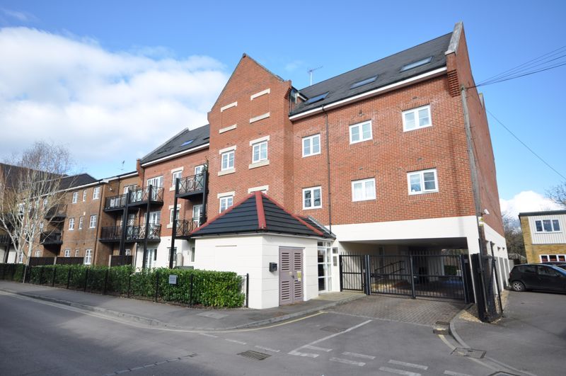 2 bed flat for sale in Wharf Lane, Rickmansworth WD3, £435,000 Zoopla