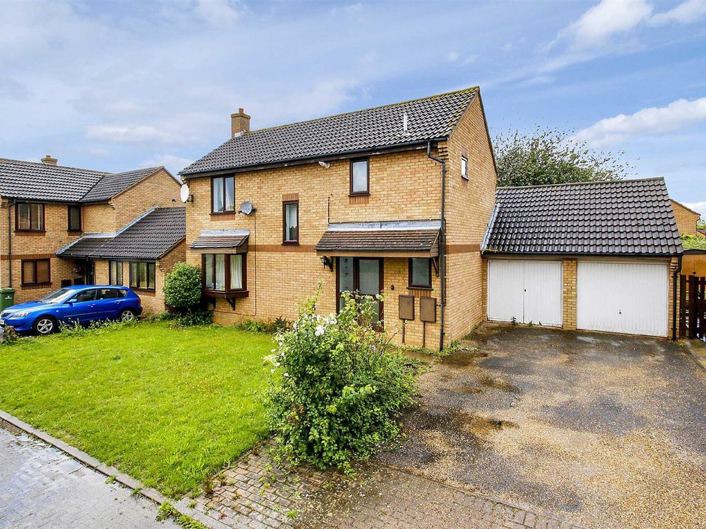 4 bed detached house to rent in Ulyett Place, Oldbrook, Milton Keynes
