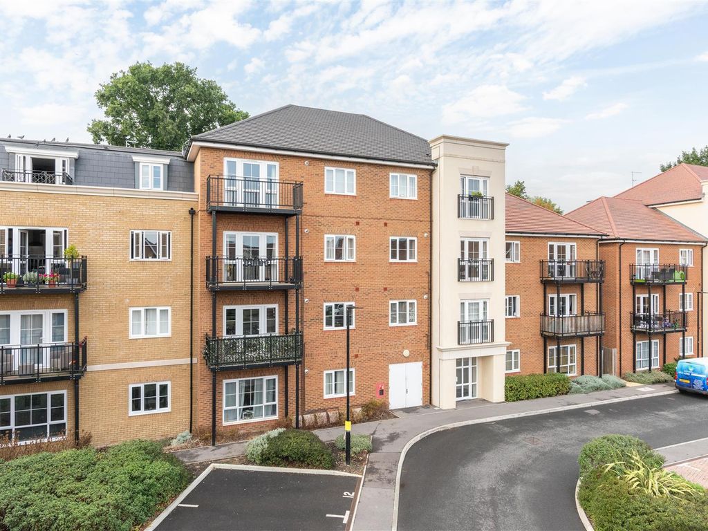 1 bed flat for sale in Alderson Grove, Hersham, WaltonOnThames KT12