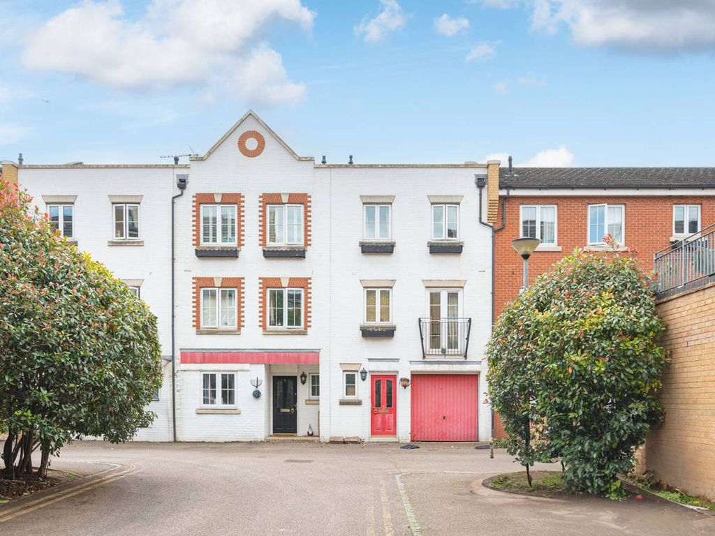 4 bed terraced house to rent in Edgar Wallace Close, Peckham, London