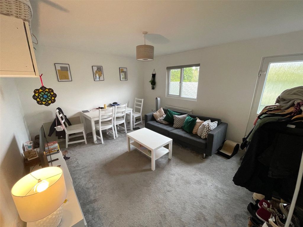 2 bed flat for sale in Watling Street, Radlett, Hertfordshire WD7, £