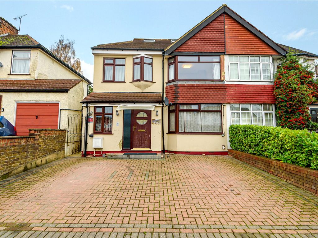 4 bed semidetached house for sale in Balmoral Road, Watford