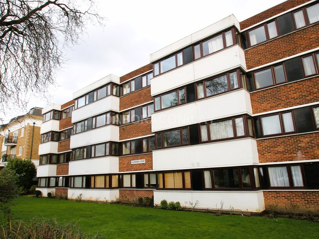 2 bed flat to rent in Woodford Road, London, South Woodford E18, £1,950