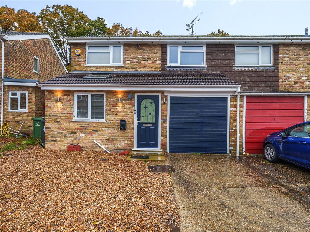 3 bed semidetached house for sale in Baileys Close, Blackwater