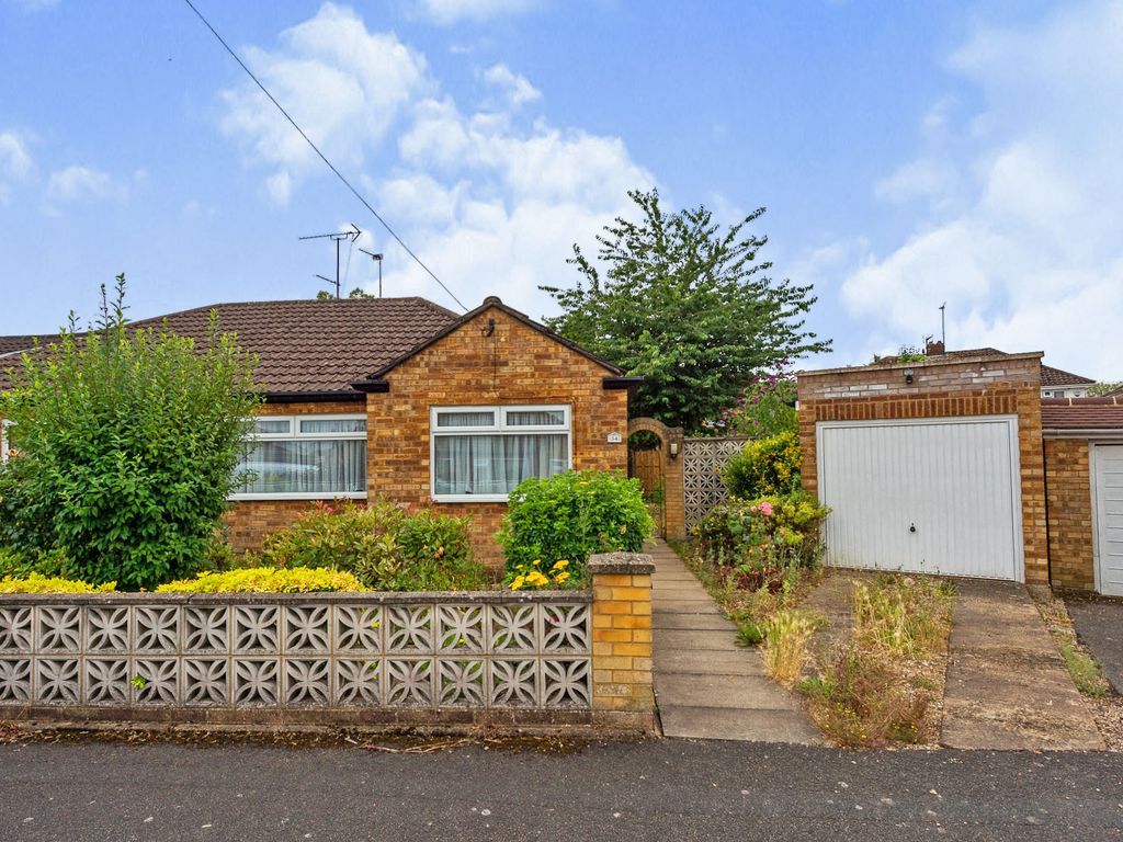 2 bed bungalow for sale in Poets Green, Luton LU4 Zoopla