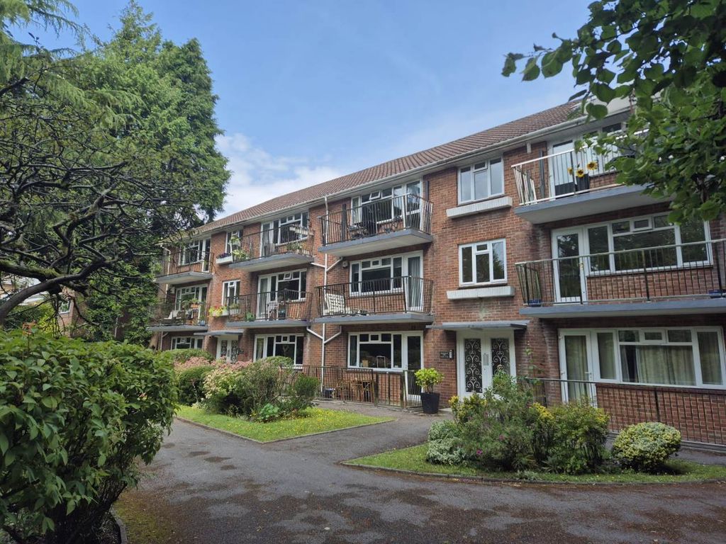 2 bed flat to rent in Portarlington Road, Westbourne, Bournemouth BH4