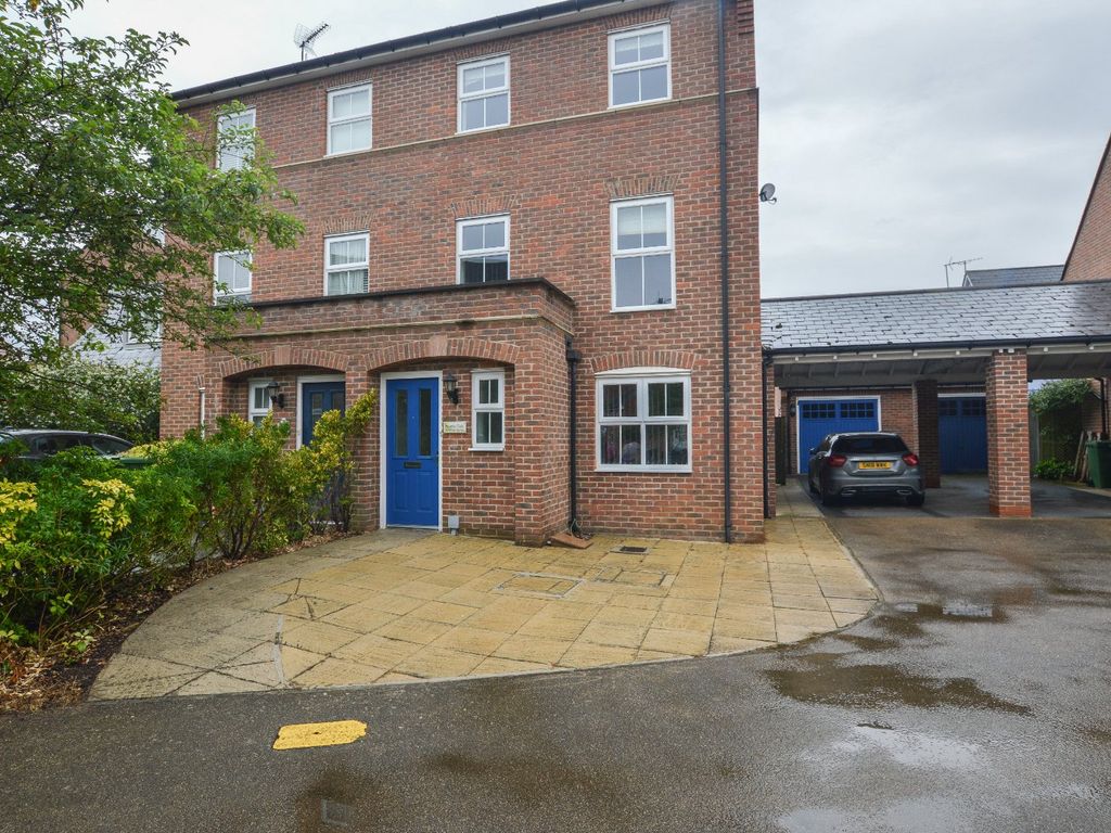 4 bed semidetached house to rent in Felstead Crescent, Stansted CM24