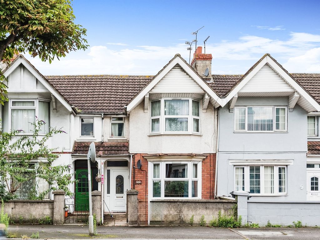 3 bed terraced house for sale in County Road, Swindon SN1, £200,000