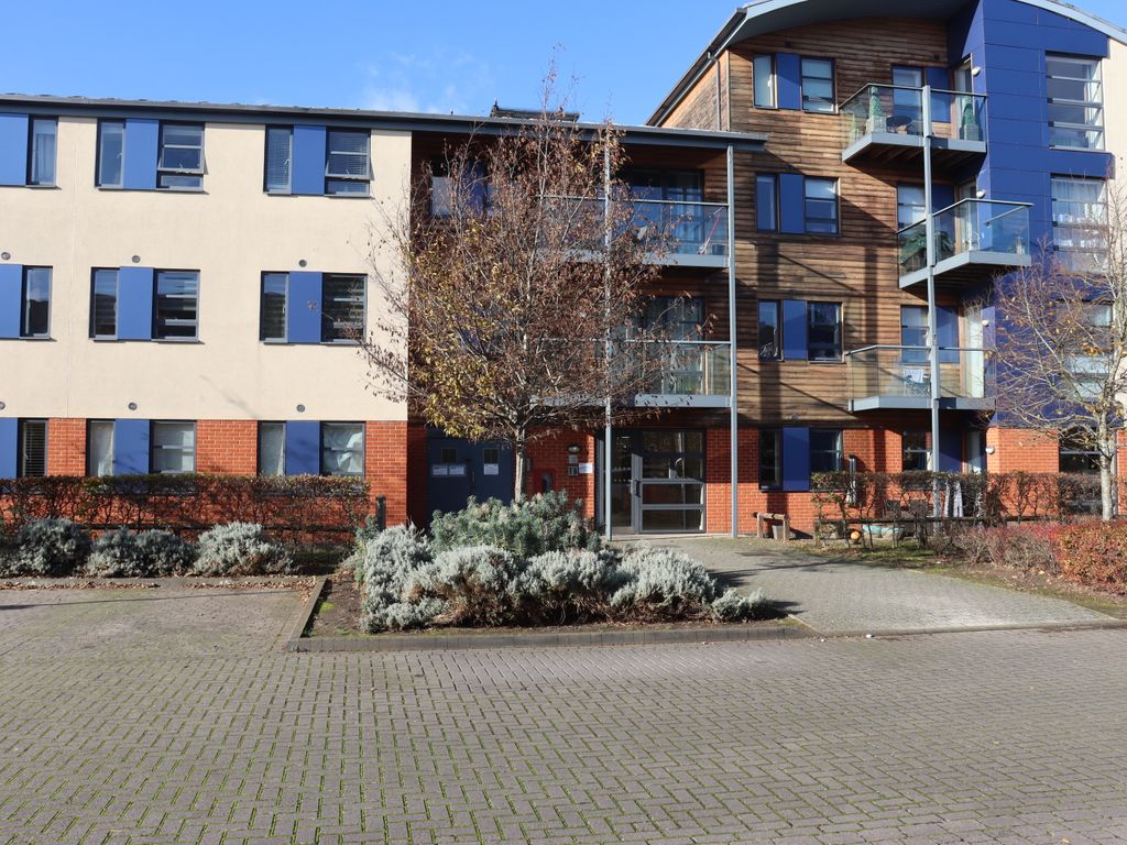 1 bed flat to rent in Pretoria Road, Chertsey KT16, £1,150 pcm Zoopla