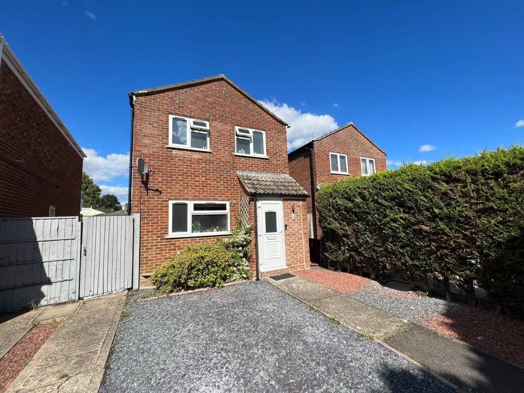 3 bed detached house for sale in Rockfield Way, College Town, Sandhurst
