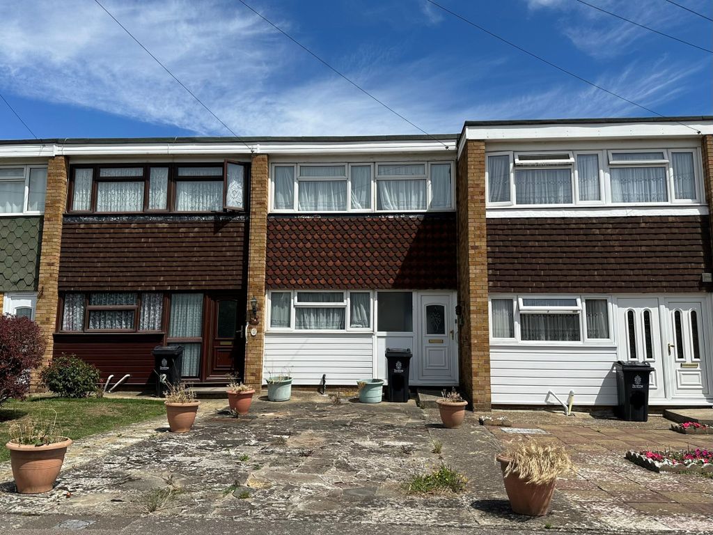 3 bed property to rent in St. Marks Road, ClactonOnSea CO15, £1,300