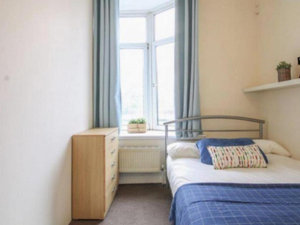 Room to rent in Kilburn High Road, London NW6, £715 pcm Zoopla