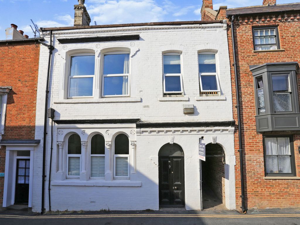 3 bed terraced house for sale in Kirkgate, Knaresborough, North
