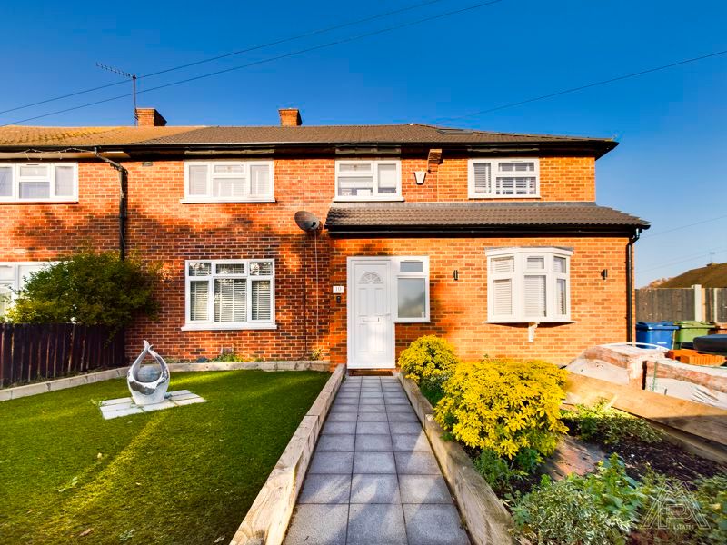 5 bed semidetached house for sale in Erriff Drive, South Ockendon