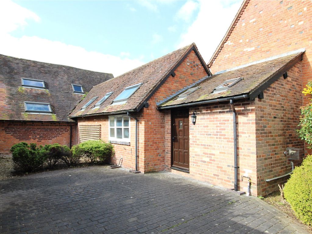 3 bed detached house to rent in The Mews, Barrons Court, Newhouse Lane