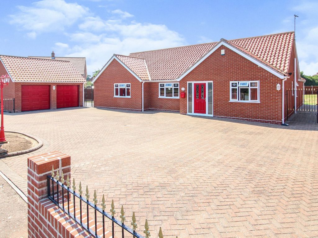 4 bed bungalow for sale in Old Coast Road, Ormesby, Great Yarmouth