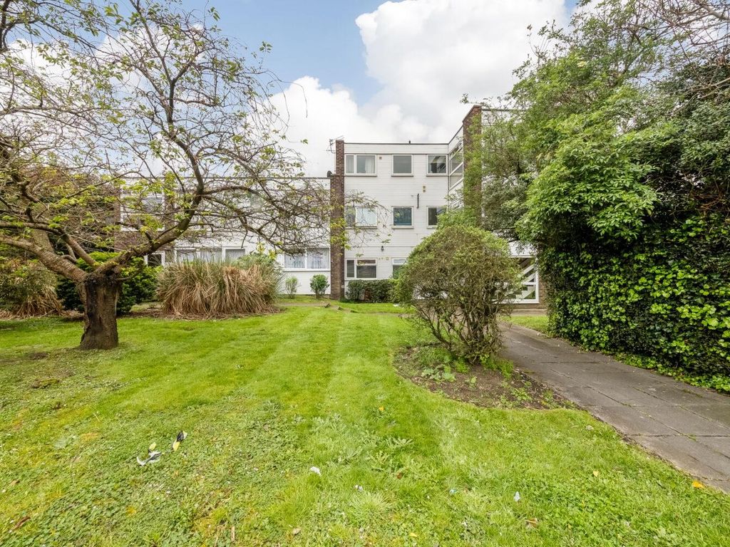 2 bed flat for sale in Bromley Road, Catford, London SE6, £299,995 Zoopla