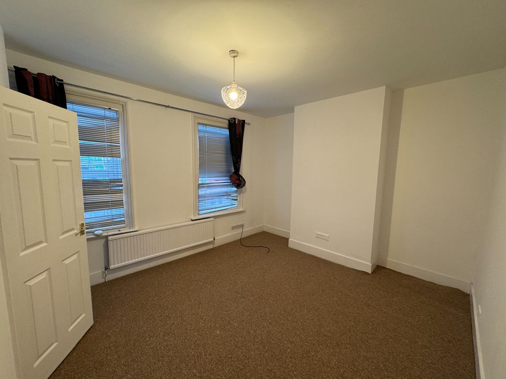 4 bed semidetached house to rent in Crescent Road, Ramsgate CT11, £