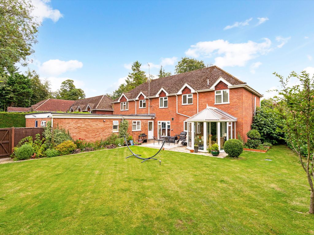 8 bed detached house for sale in Skippetts Lane West, Basingstoke, Hampshire RG21., £1,000,000
