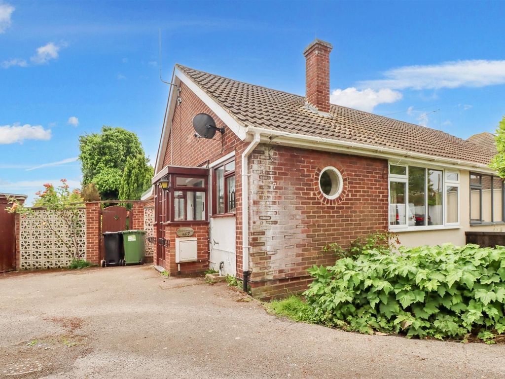 2 bed semidetached bungalow for sale in Whitelands Close, Wickford