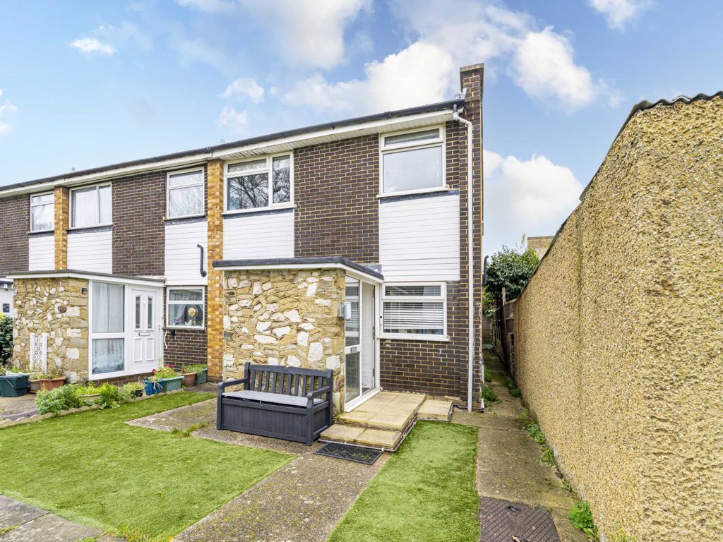 3 bed property for sale in Hamilton Place, SunburyOnThames TW16, £