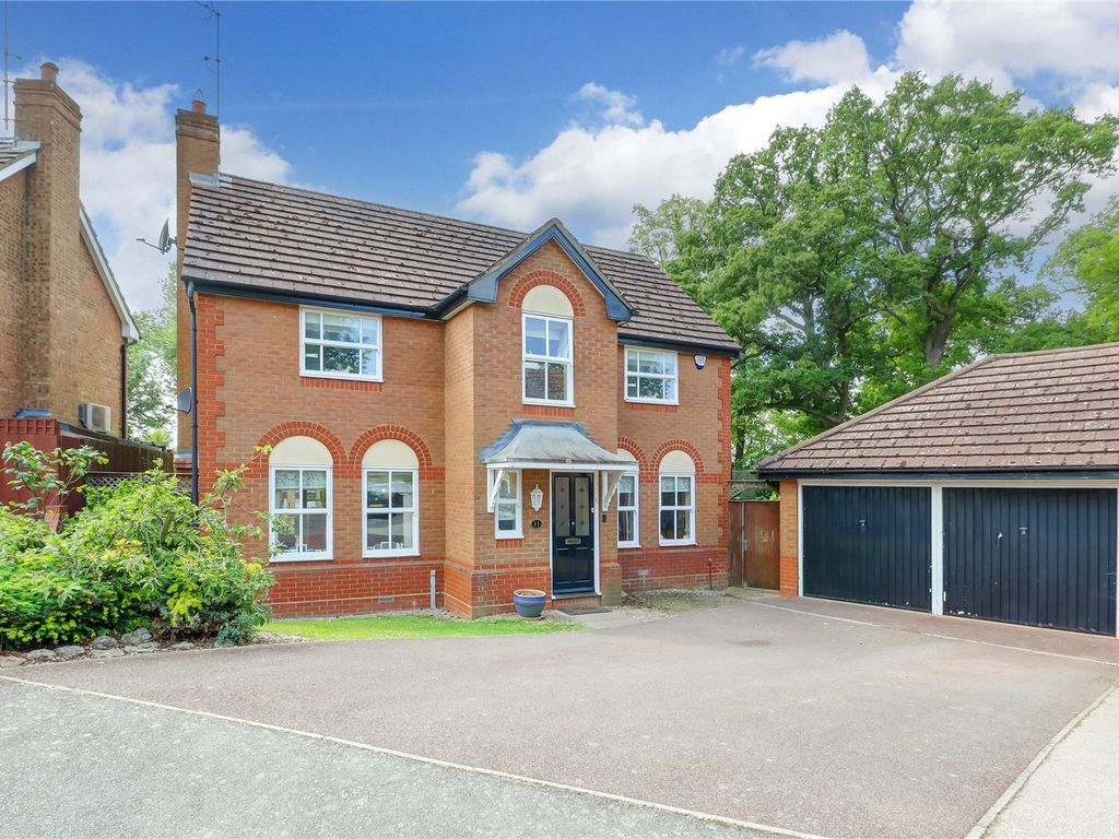 4 bed detached house for sale in Russet Drive, Shenley, Radlett