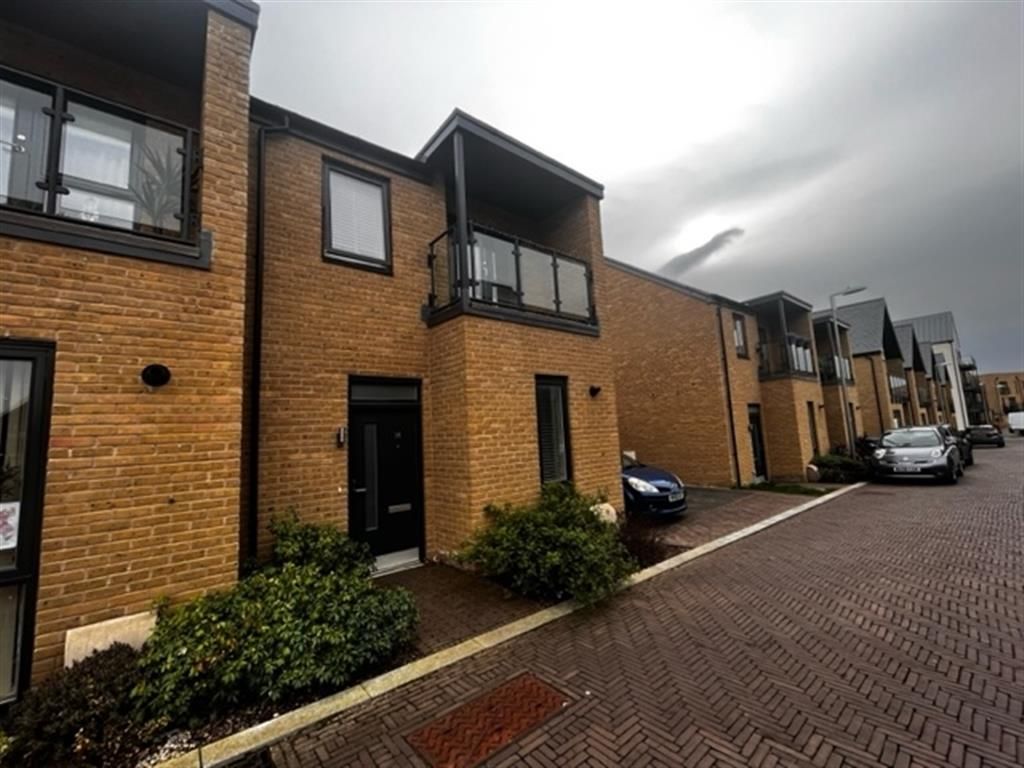 3 bed semidetached house for sale in Bullfinch Road, Newhall, Harlow