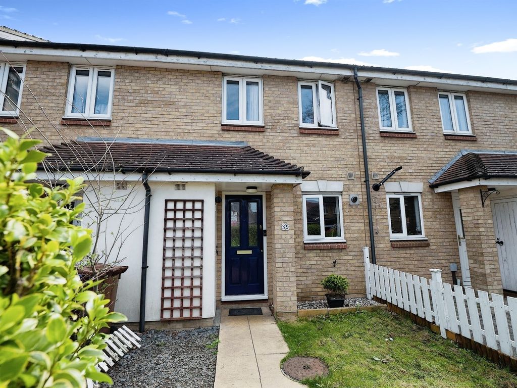 2 bed terraced house for sale in Swallow Close, Chafford Hundred, Grays