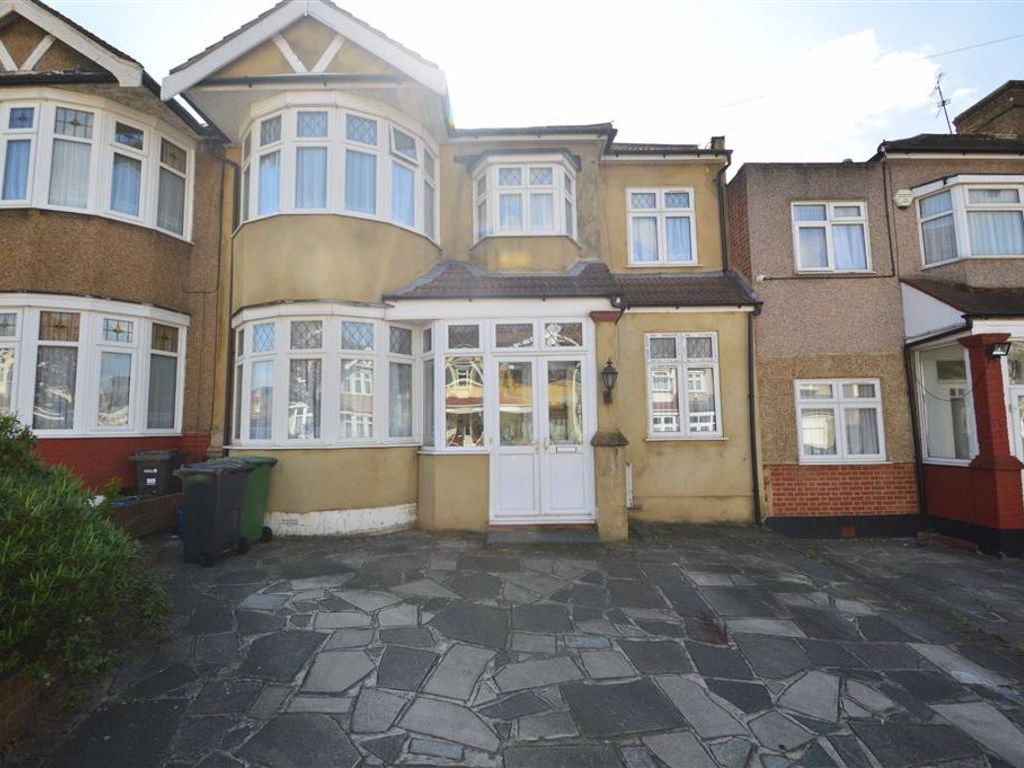 5 bed semidetached house for sale in Fowey Avenue, Redbridge, Essex