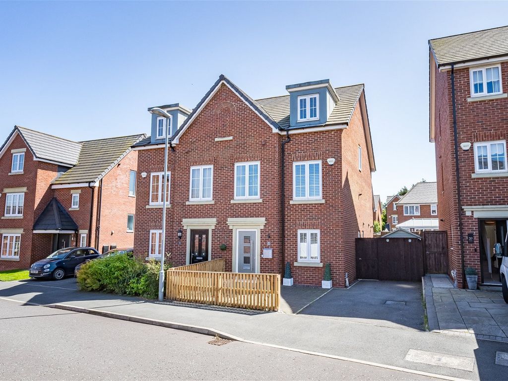 4 bed semidetached house for sale in Sandfield Crescent, Whiston