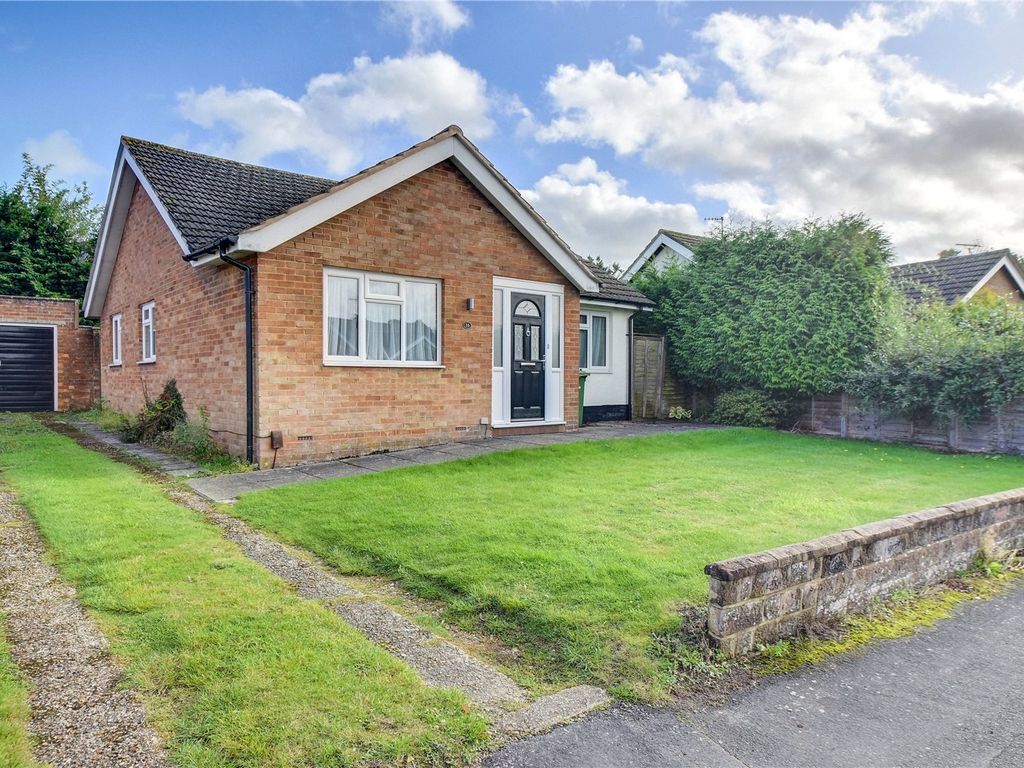 3 bed bungalow for sale in Buckingham Road, Petersfield, Hampshire GU32