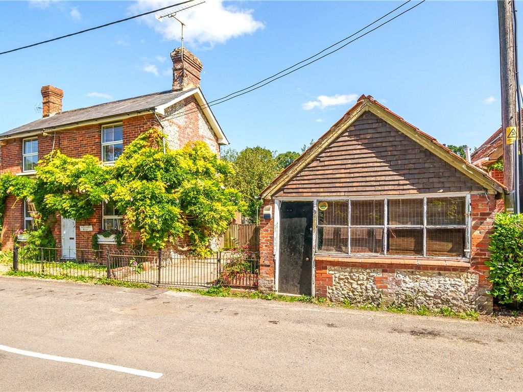 2 bed detached house for sale in Appleshaw, Andover, Hampshire SP11, £