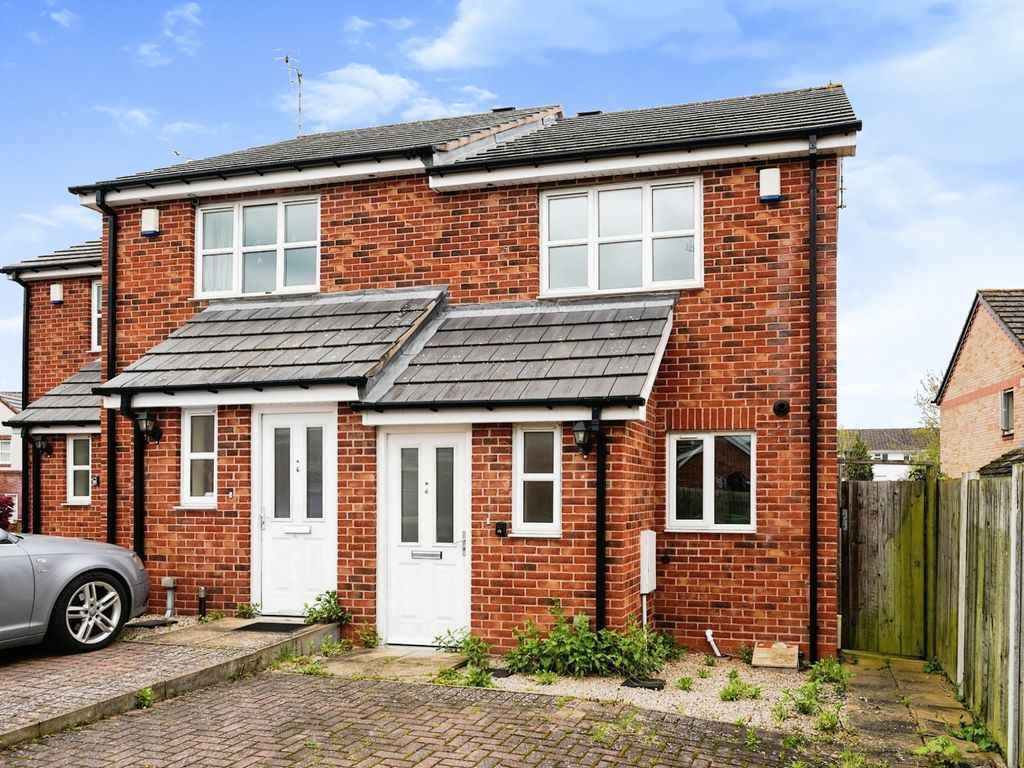 2 bed end terrace house for sale in Lunns Gardens, Evesham