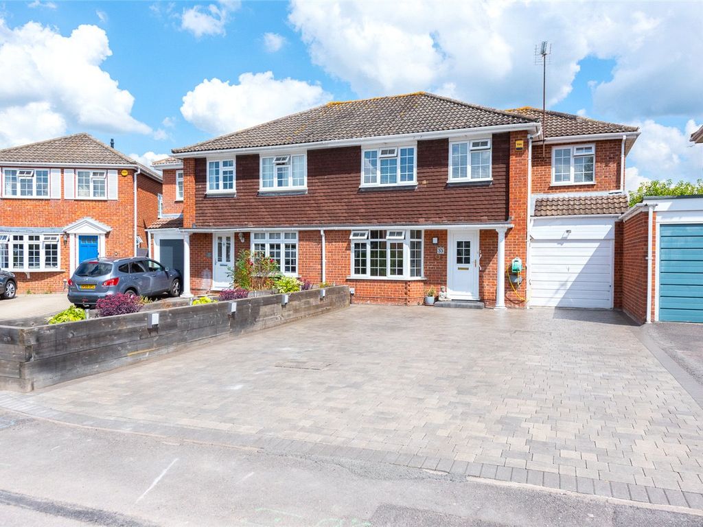 4 bed semidetached house for sale in Summerfield Close, Wokingham