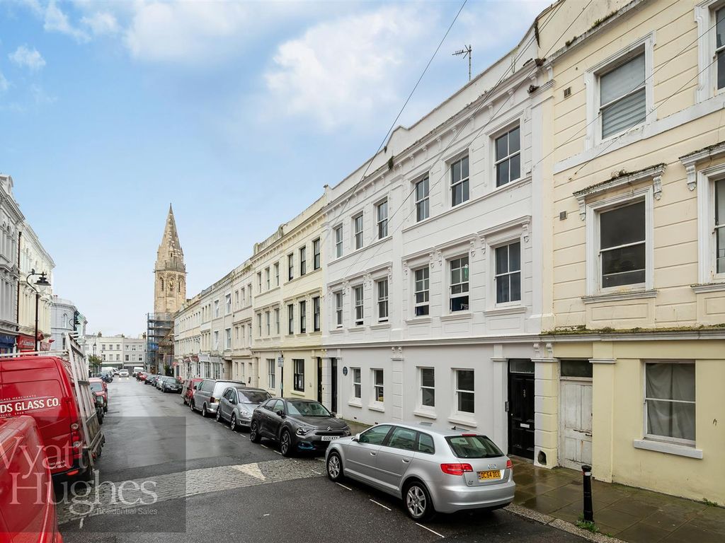 3 bed flat for sale in Silchester Road, St. LeonardsOnSea TN38, £