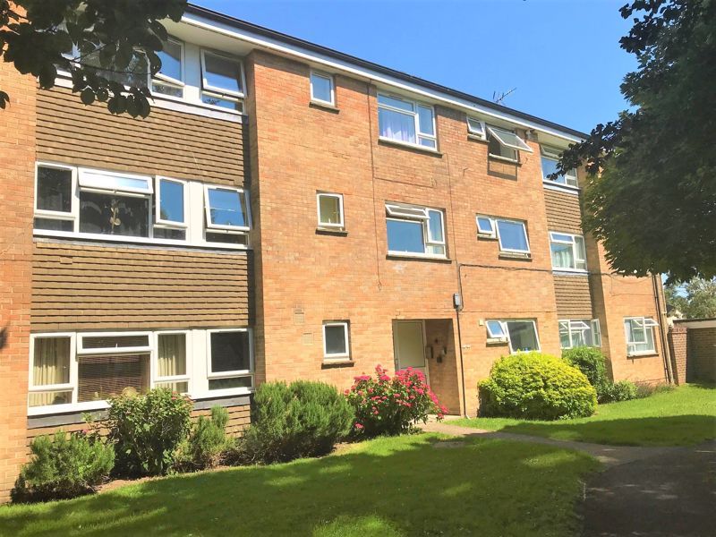 2 bed flat to rent in Green Lane, Chichester PO19, £1,050 pcm Zoopla