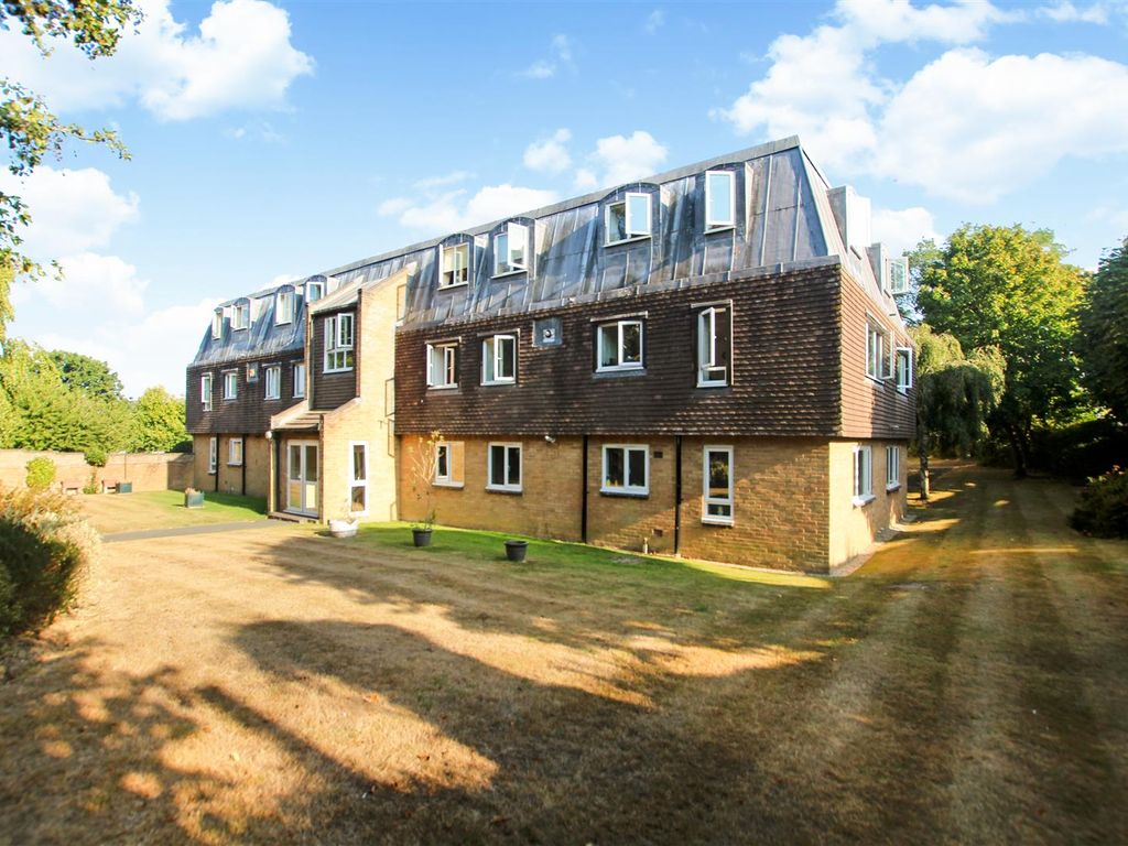 2 bed flat to rent in Iona Way, Haywards Heath, West Sussex RH16, £