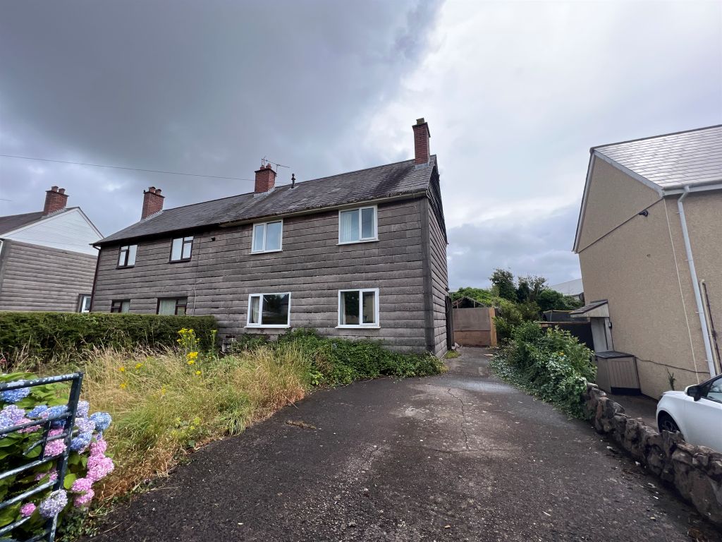 3 bed semidetached house for sale in Heol Tysant, Bridgend CF31, £