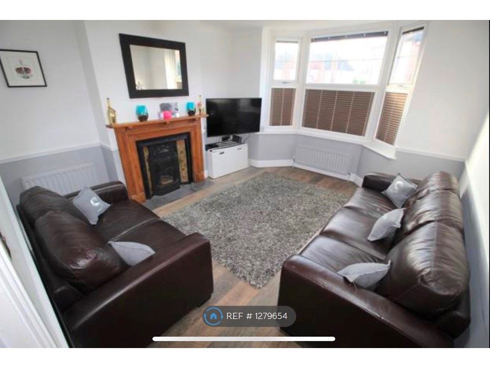 3 bed semidetached house to rent in Worplesdon Road, Guildford GU2, £